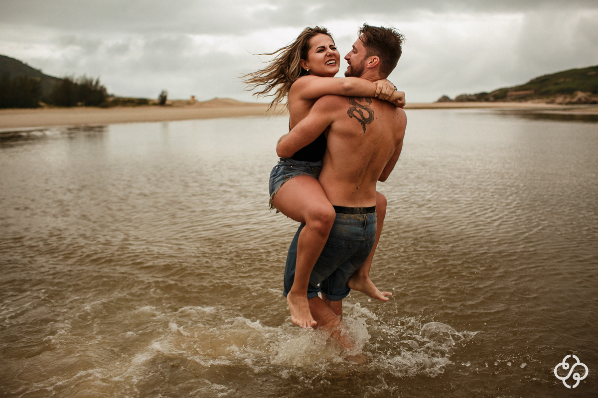 Foto Ensaio Casal na Praia da Ferrugem | Ensaio Noivos Praia da Ferrugem | Pré Casamento na Praia da Ferrugem | Garopaba -SC | Patricia e Willian | Book Casal | Fotógrafo de Casamento | Fotógrafo de Bodas | Parejas | www.rafaelsantosfotografia.com.br