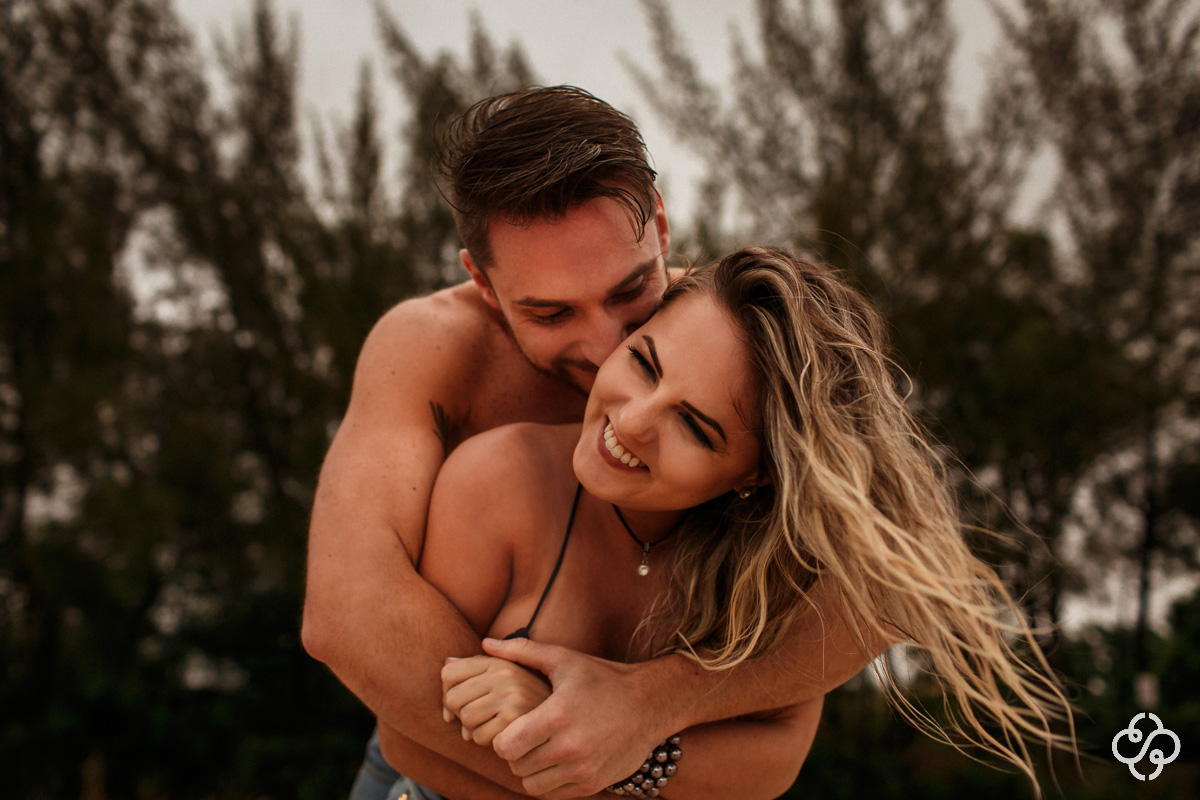 Foto Ensaio Casal na Praia da Ferrugem | Ensaio Noivos Praia da Ferrugem | Pré Casamento na Praia da Ferrugem | Garopaba -SC | Patricia e Willian | Book Casal | Fotógrafo de Casamento | Fotógrafo de Bodas | Parejas | www.rafaelsantosfotografia.com.br