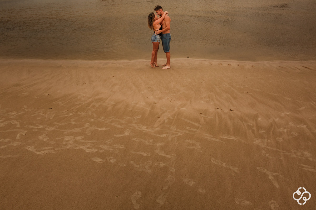 Foto Ensaio Casal na Praia da Ferrugem | Ensaio Noivos Praia da Ferrugem | Pré Casamento na Praia da Ferrugem | Garopaba -SC | Patricia e Willian | Book Casal | Fotógrafo de Casamento | Fotógrafo de Bodas | Parejas | www.rafaelsantosfotografia.com.br
