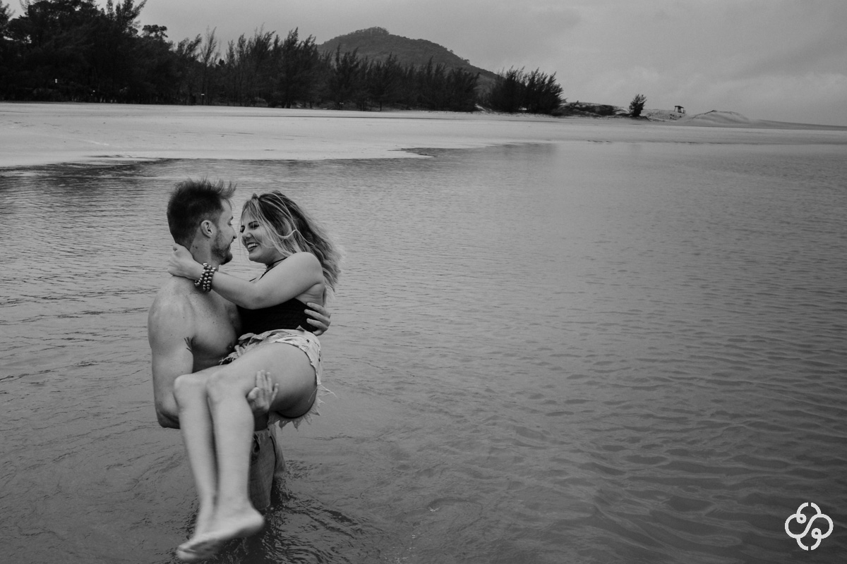 Foto Ensaio Casal na Praia da Ferrugem | Ensaio Noivos Praia da Ferrugem | Pré Casamento na Praia da Ferrugem | Garopaba -SC | Patricia e Willian | Book Casal | Fotógrafo de Casamento | Fotógrafo de Bodas | Parejas | www.rafaelsantosfotografia.com.br