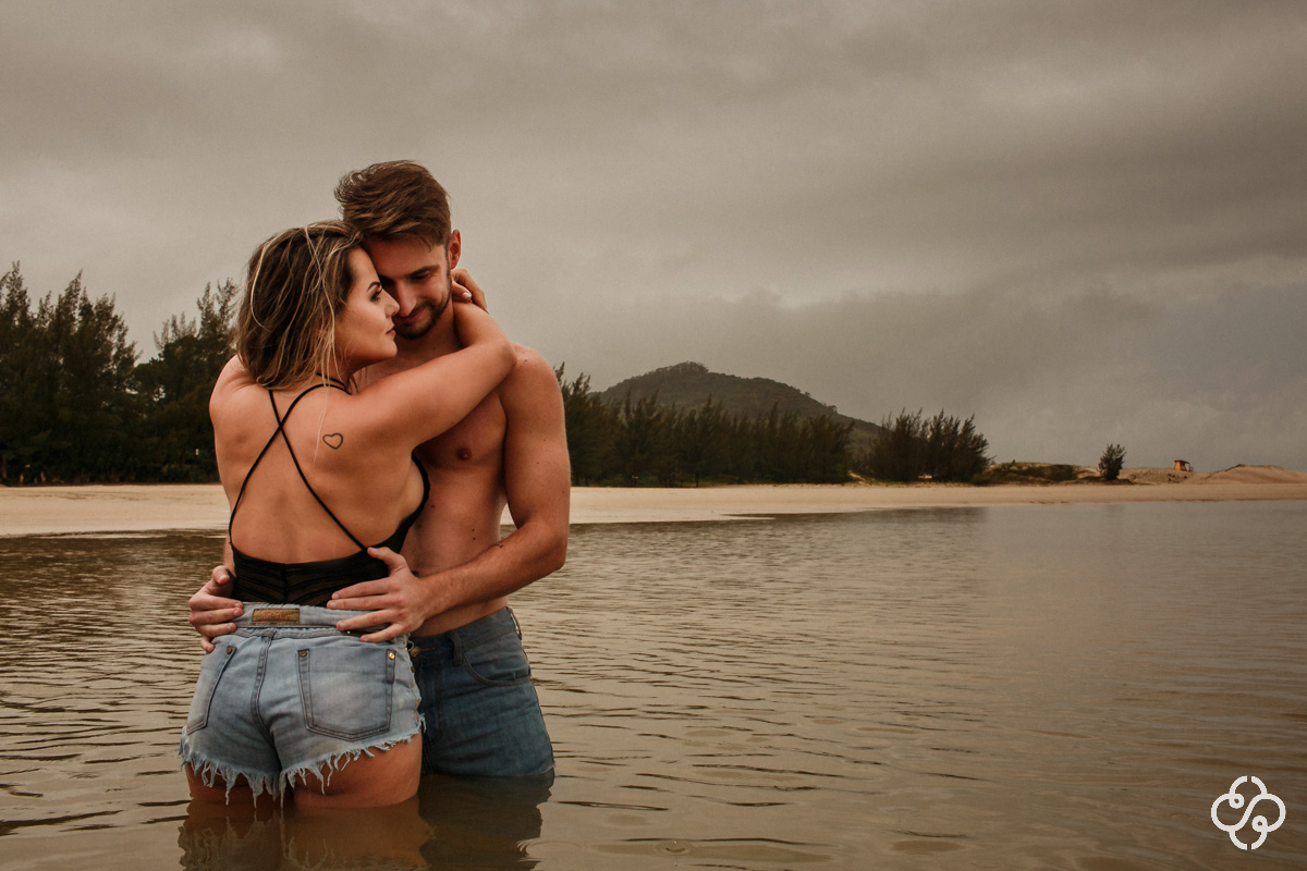 Foto Ensaio Casal na Praia da Ferrugem | Ensaio Noivos Praia da Ferrugem | Pré Casamento na Praia da Ferrugem | Garopaba -SC | Patricia e Willian | Book Casal | Fotógrafo de Casamento | Fotógrafo de Bodas | Parejas | www.rafaelsantosfotografia.com.br