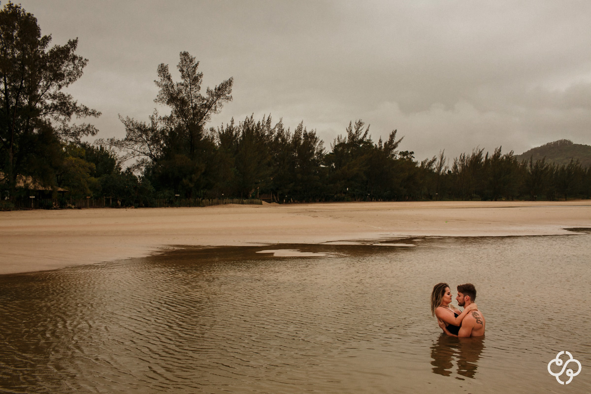 Foto Ensaio Casal na Praia da Ferrugem | Ensaio Noivos Praia da Ferrugem | Pré Casamento na Praia da Ferrugem | Garopaba -SC | Patricia e Willian | Book Casal | Fotógrafo de Casamento | Fotógrafo de Bodas | Parejas | www.rafaelsantosfotografia.com.br