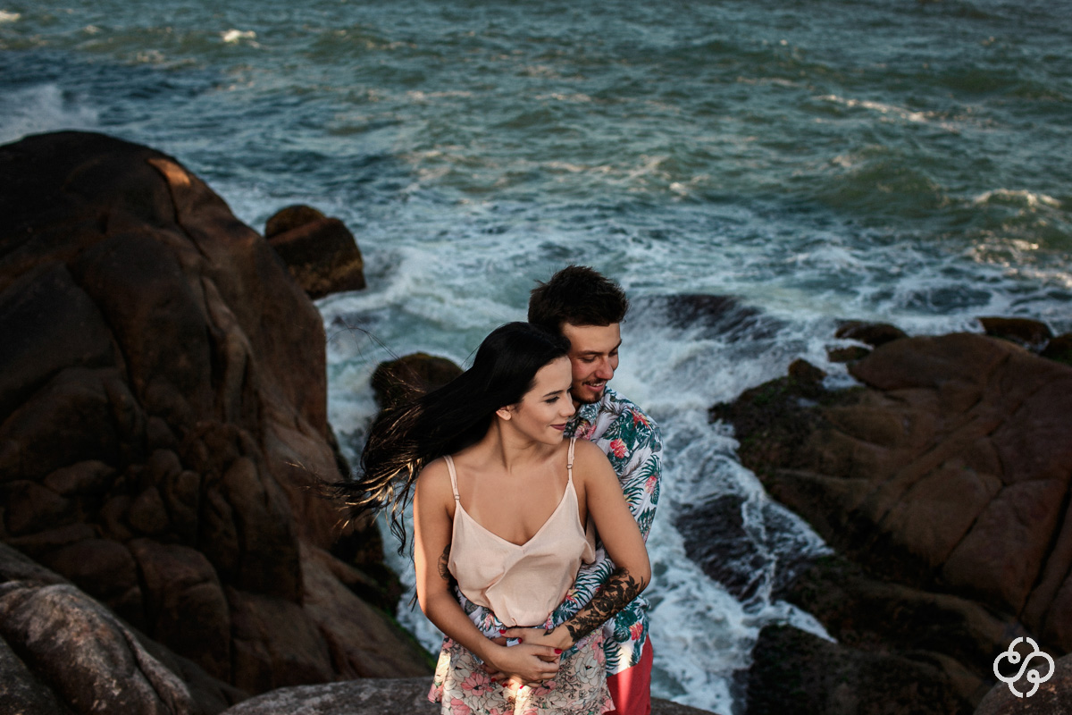 Foto Ensaio Casal Pré Casamento na Praia Guarda do Embaú - Palhoça - SC | Elizabeth e Natan | Book Casal | Fotógrafo de Casamento | Fotógrafo de Bodas | Parejas | www.rafaelsantosfotografia.com.br