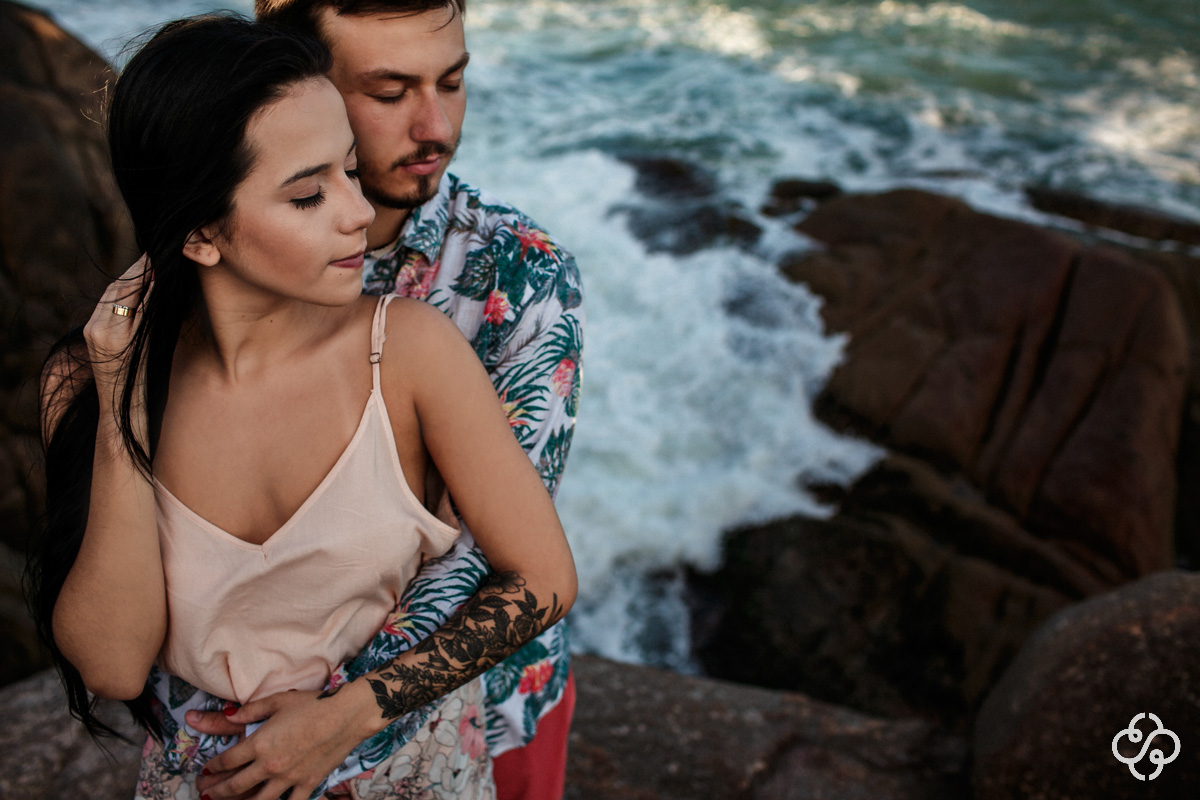 Foto Ensaio Casal Pré Casamento na Praia Guarda do Embaú - Palhoça - SC | Elizabeth e Natan | Book Casal | Fotógrafo de Casamento | Fotógrafo de Bodas | Parejas | www.rafaelsantosfotografia.com.br