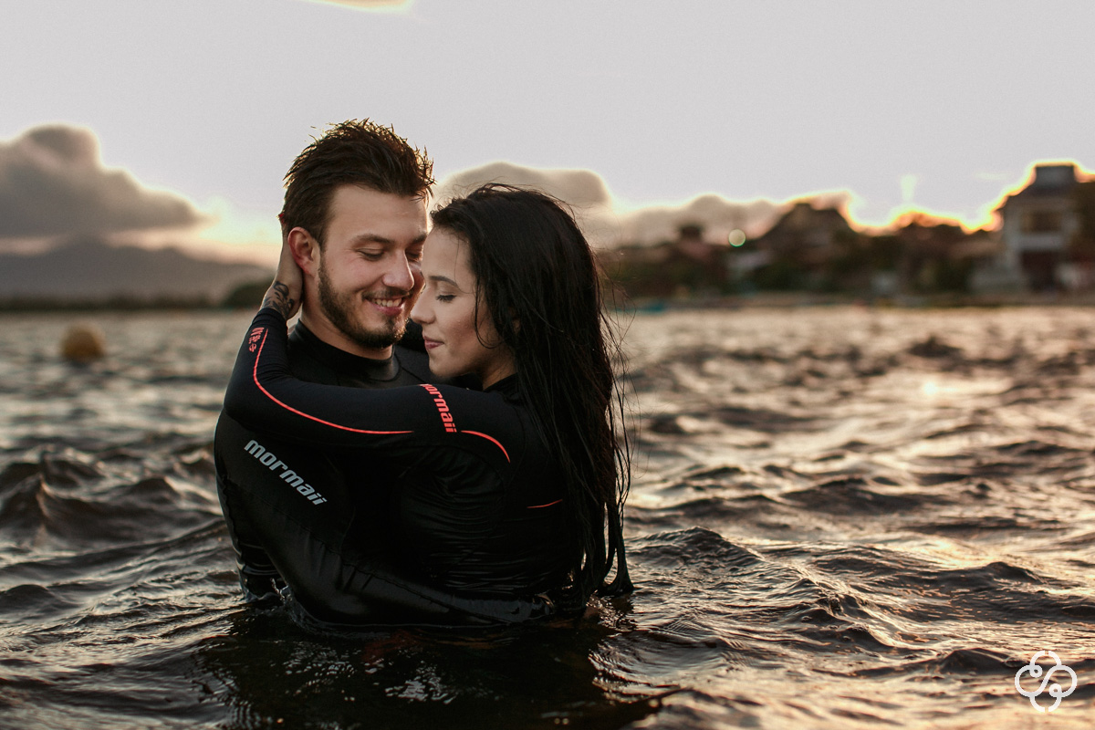 Foto Ensaio Casal Pré Casamento na Praia Guarda do Embaú - Palhoça - SC | Elizabeth e Natan | Book Casal | Fotógrafo de Casamento | Fotógrafo de Bodas | Parejas | www.rafaelsantosfotografia.com.br