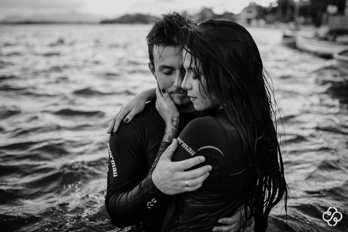 Foto Ensaio Casal Pré Casamento na Praia Guarda do Embaú - Palhoça - SC | Elizabeth e Natan | Book Casal | Fotógrafo de Casamento | Fotógrafo de Bodas | Parejas | www.rafaelsantosfotografia.com.br