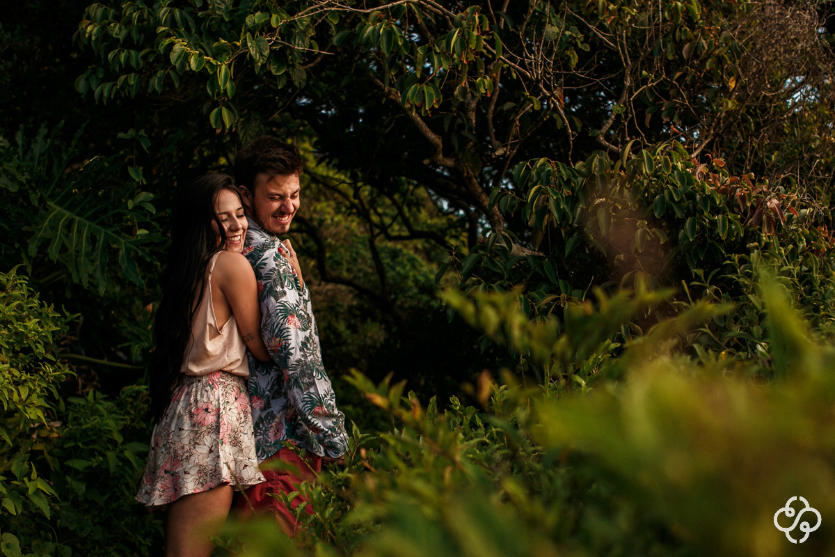 Foto Ensaio Casal Pré Casamento na Praia Guarda do Embaú - Palhoça - SC | Elizabeth e Natan | Book Casal | Fotógrafo de Casamento | Fotógrafo de Bodas | Parejas | www.rafaelsantosfotografia.com.br