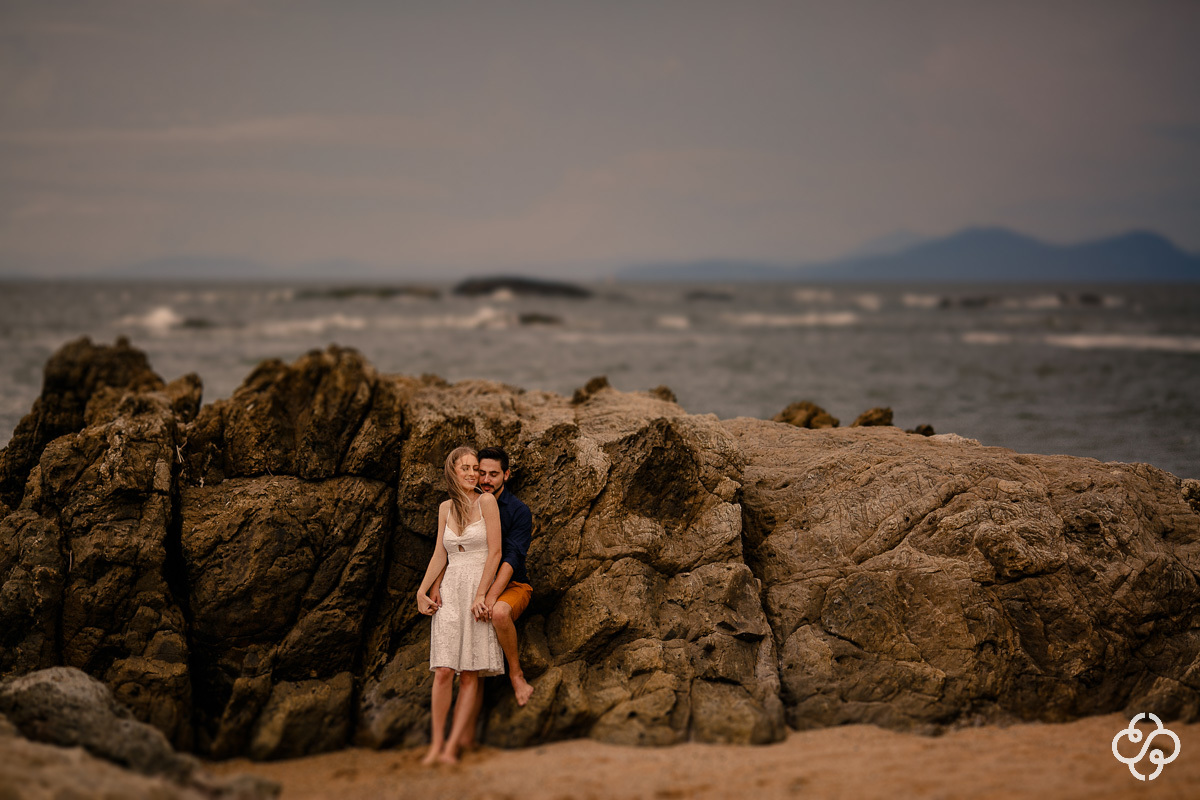 Foto Ensaio Casal na praia | Pré Casamento na Praia Vermelha | Penha - SC | Stephanie e André | Book Casal | Ensaio Casal | Fotógrafo de Casamento | Fotógrafo de Bodas | Parejas | www.rafaelsantosfotografia.com.br