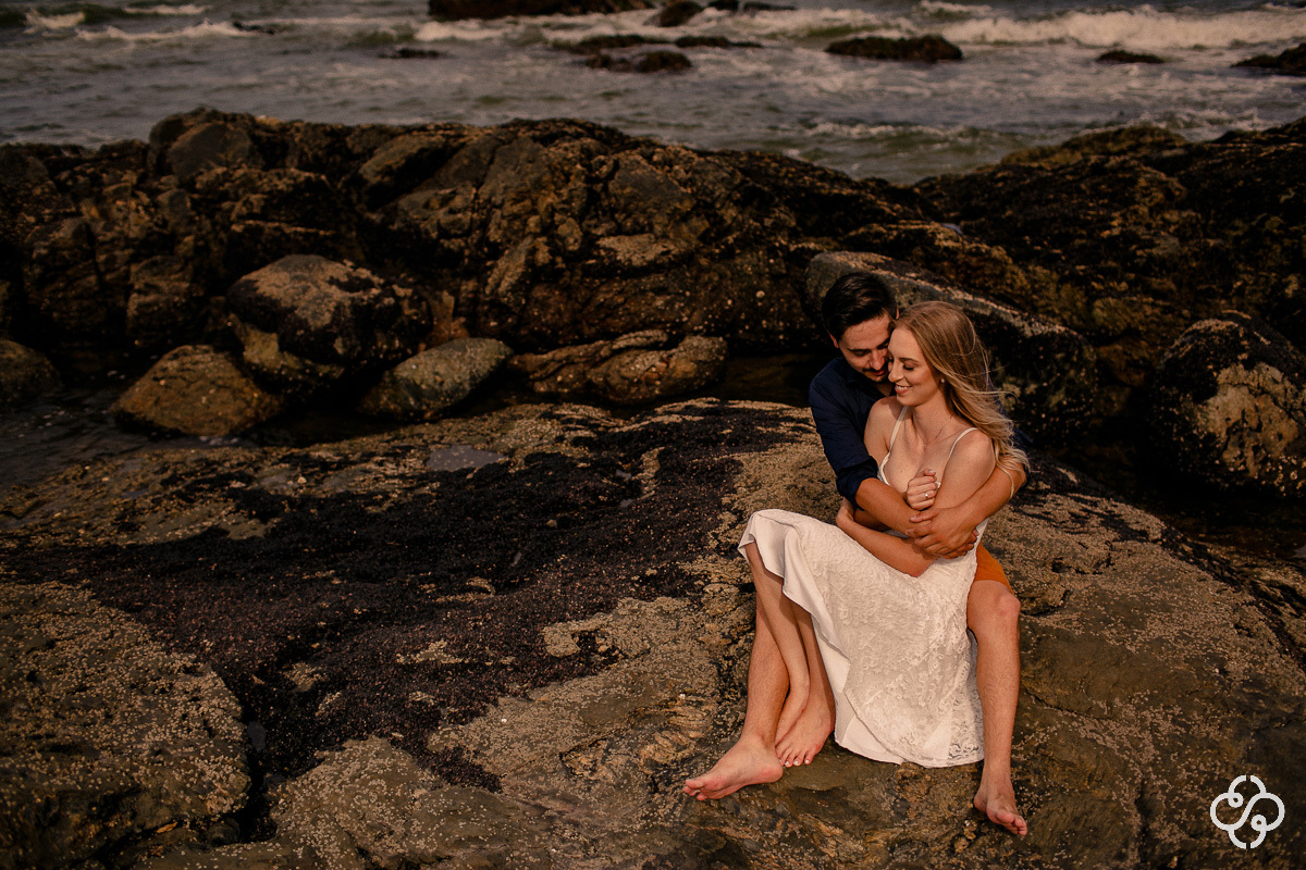 Foto Ensaio Casal na praia | Pré Casamento na Praia Vermelha | Penha - SC | Stephanie e André | Book Casal | Ensaio Casal | Fotógrafo de Casamento | Fotógrafo de Bodas | Parejas | www.rafaelsantosfotografia.com.br