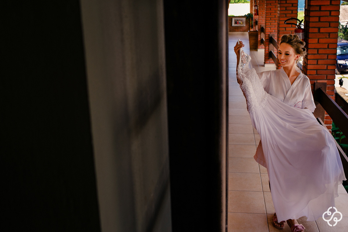 Fotografia Making-of Noiva | Casamento na Praia SC |  Restaurante Sabores do Mar Praia de Laranjeiras | Balneário Camboriú - SC | Fotografia de Casamento - SC | Monique e Mauro Molina | Fotógrafo de Casamento SC | Destino de Casamento | Rafael Santos Foto