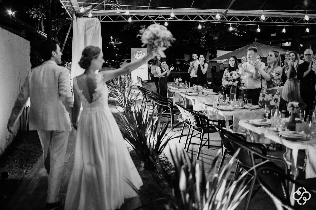 Fotografia Balada de Casamento na Praia |  Restaurante Sabores do Mar Praia de Laranjeiras | Balneário Camboriú - SC | Fotografia de Casamento - SC | Monique e Mauro Molina | Fotógrafo de Casamento SC | Destino de Casamento | Rafael Santos Fotografia |