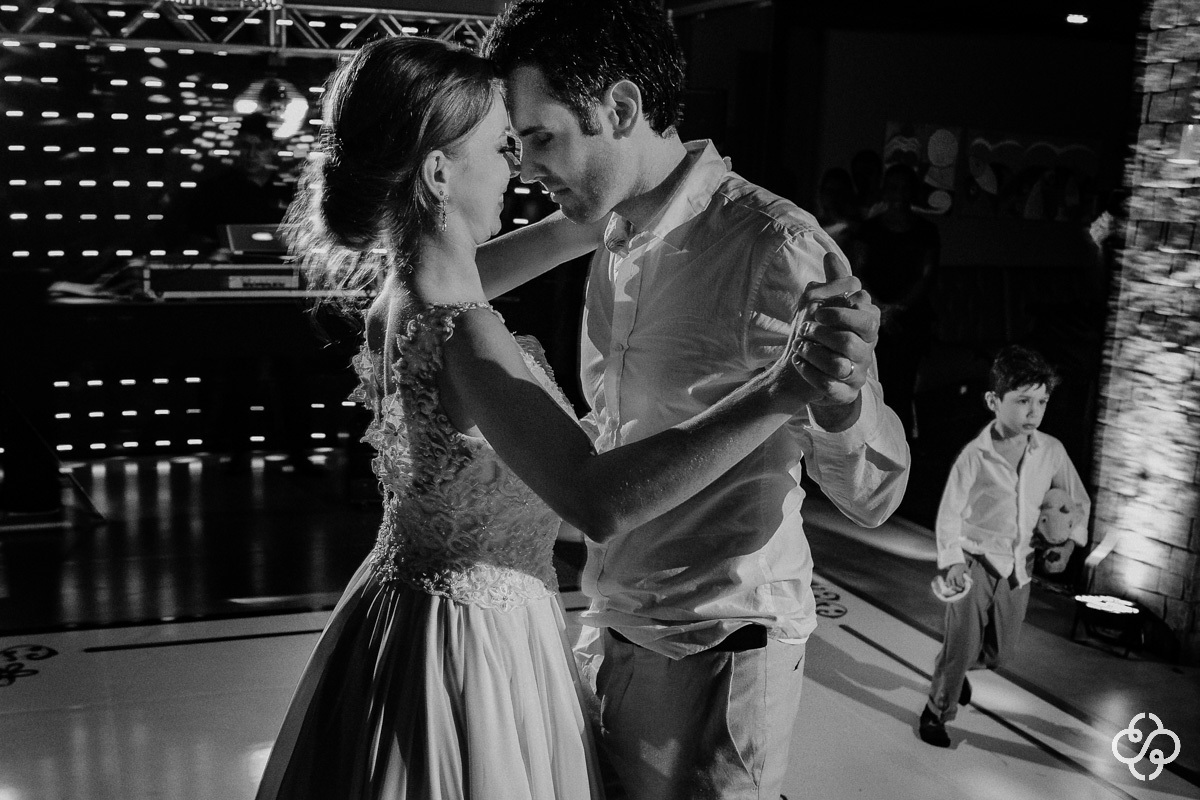 Fotografia Balada de Casamento na Praia |  Restaurante Sabores do Mar Praia de Laranjeiras | Balneário Camboriú - SC | Fotografia de Casamento - SC | Monique e Mauro Molina | Fotógrafo de Casamento SC | Destino de Casamento | Rafael Santos Fotografia |