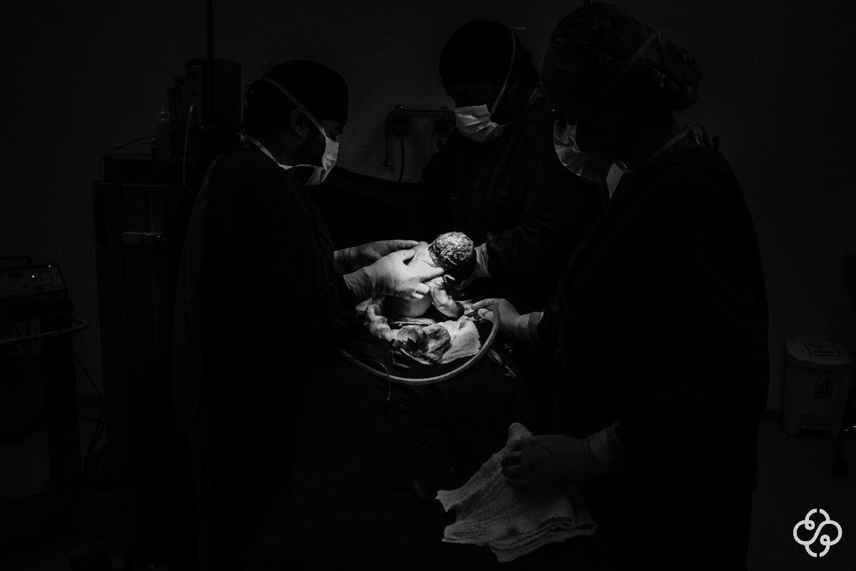 Fotografia de Parto no Hospital e Maternidade Santa Luísa em Balneário Camboriú - SC | Fotógrafo de famílias e Gestante | www.rafaelsantosfotografia.com.br |