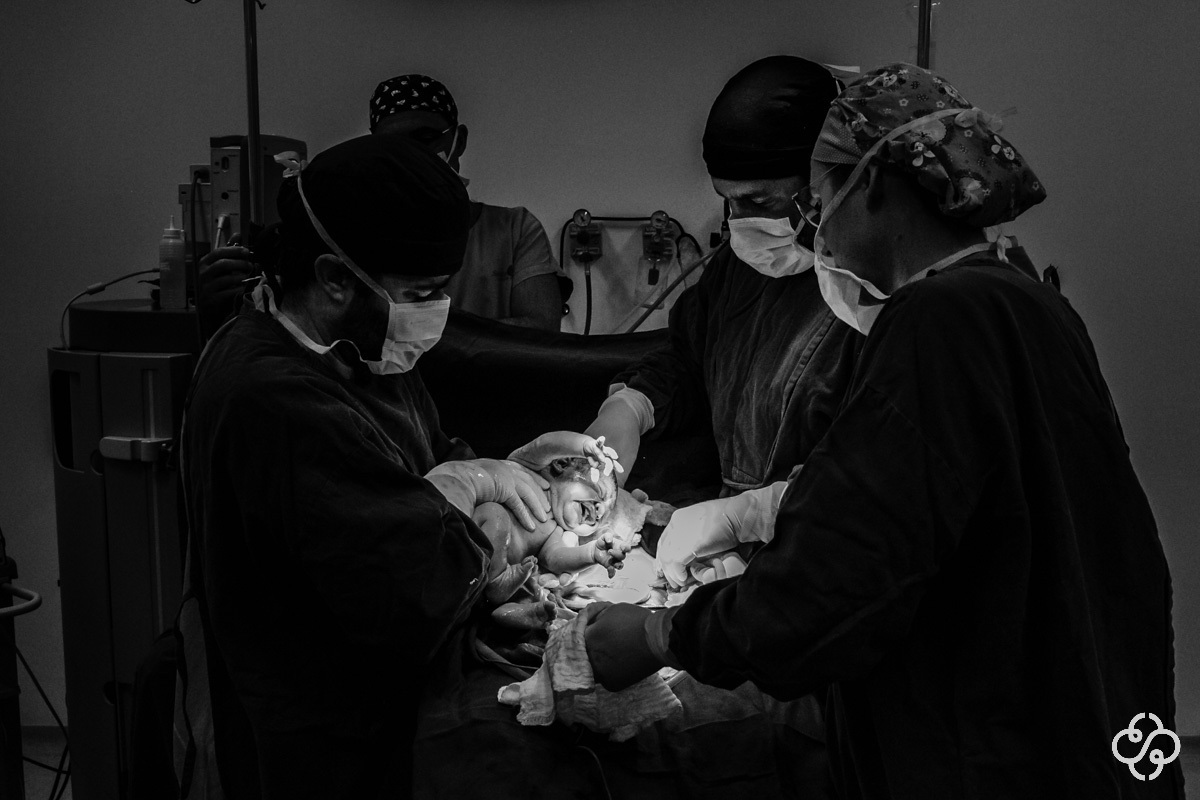 Fotografia de Parto no Hospital e Maternidade Santa Luísa em Balneário Camboriú - SC | Fotógrafo de famílias e Gestante | www.rafaelsantosfotografia.com.br |