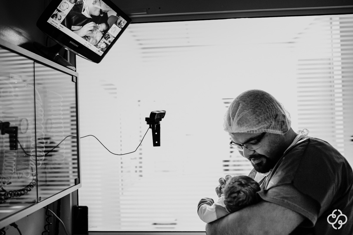 Fotografia de Parto no Hospital e Maternidade Santa Luísa em Balneário Camboriú - SC | Fotógrafo de famílias e Gestante | www.rafaelsantosfotografia.com.br |