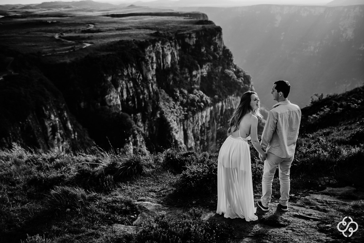 Foto Ensaio Casal nos Canyons em Cambará do Sul | Ensaio Noivos na Serra Gaúcha | Pré Casamento Tuani e André | Pré Wedding nos Canyons | Book Casal | Fotógrafo de Casamento | Fotógrafo de Bodas | Parejas | www.rafaelsantosfotografia.com.br