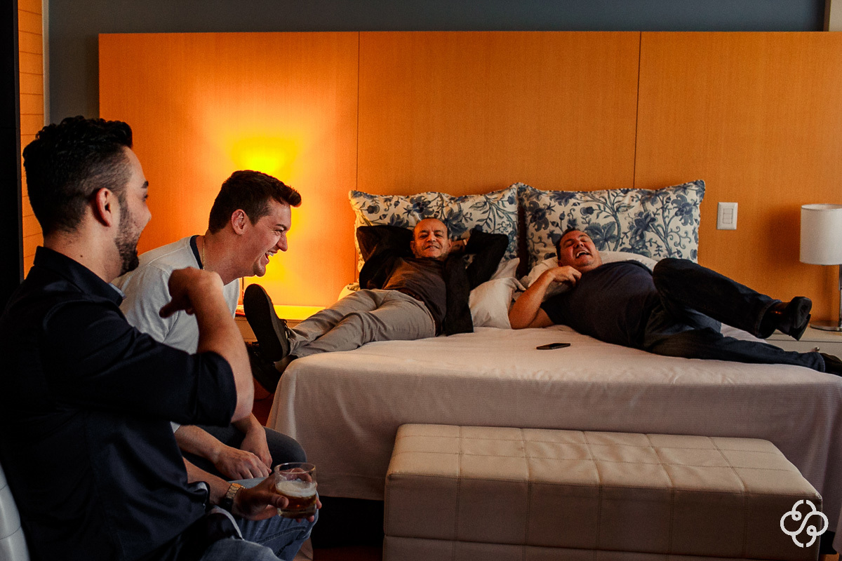 Foto Making-of Noivo | Fotógrafo de  Casamento Curitiba | Hotel Pestana | Curitiba - PR | Dia do Noivo | Padrinhos | Destination Wedding | Casamento Suelen e André | Fotografia de Casamento Santa Catarina | Paraná | www.rafaelsantosfotografia.com.br