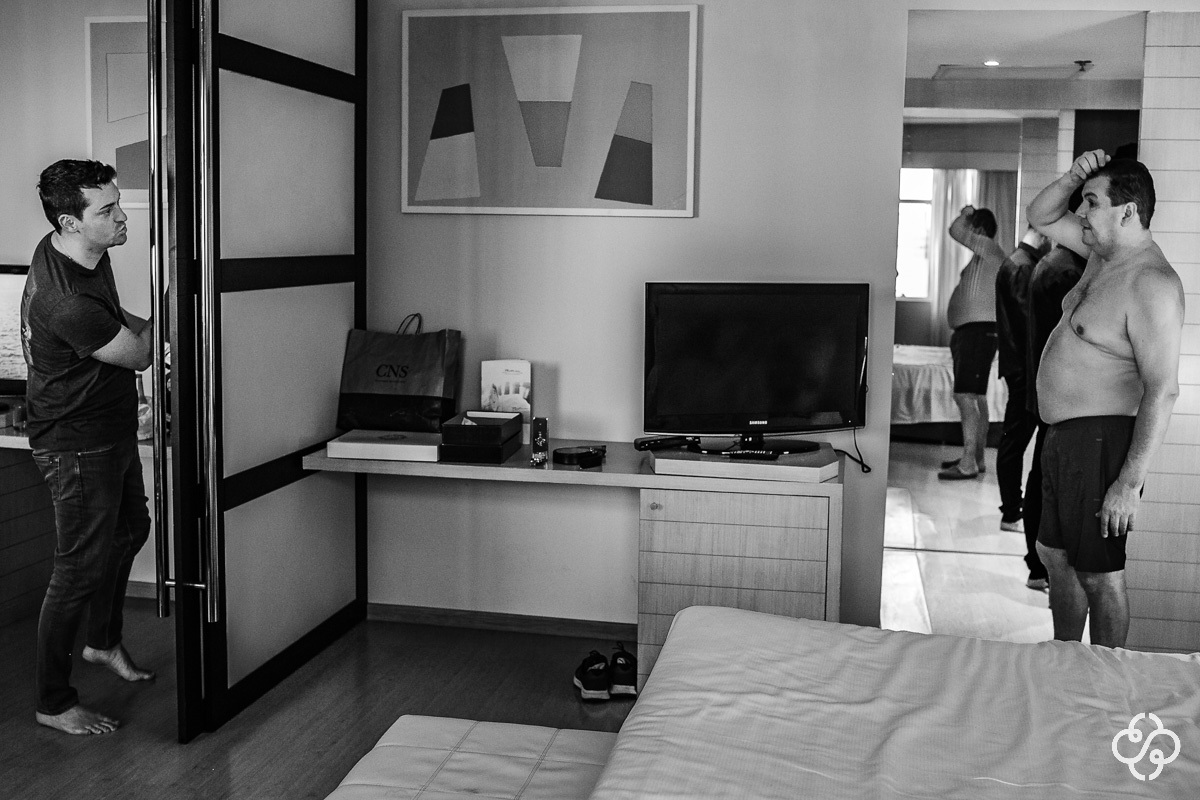 Foto Making-of Noivo | Fotógrafo de  Casamento Curitiba | Hotel Pestana | Curitiba - PR | Dia do Noivo | Padrinhos | Destination Wedding | Casamento Suelen e André | Fotografia de Casamento Santa Catarina | Paraná | www.rafaelsantosfotografia.com.br