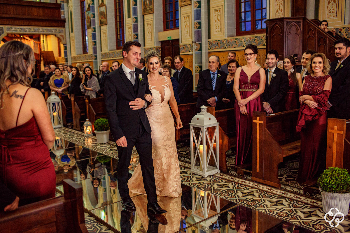 Cerimônia de Casamento Capela Santo Antônio de Orleans Curitiba - PR | Entrada Noivo | Fotógrafo de  Casamento Curitiba |  Destination Wedding | Casamento Suelen e André | Fotografia Casamento Santa Catarina | Paraná |  www.rafaelsantosfotografia.com.br
