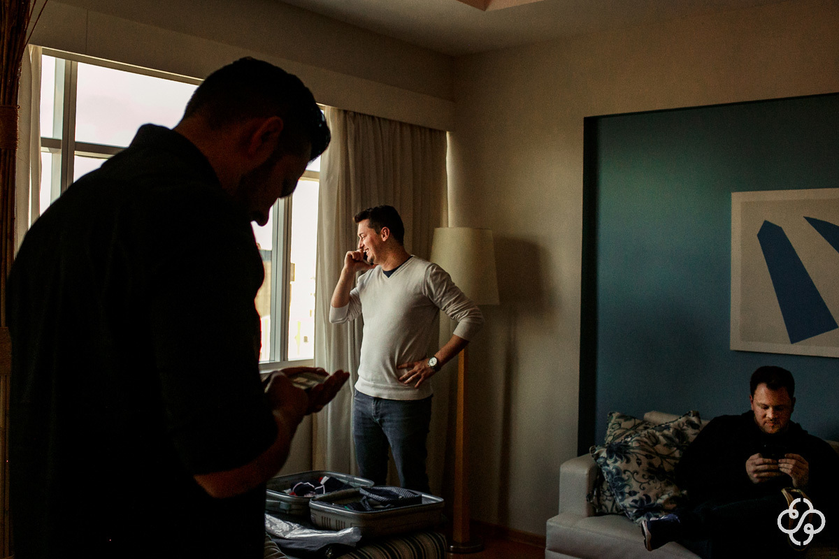 Foto Making-of Noivo | Fotógrafo de  Casamento Curitiba | Hotel Pestana | Curitiba - PR | Dia do Noivo | Padrinhos | Destination Wedding | Casamento Suelen e André | Fotografia de Casamento Santa Catarina | Paraná | www.rafaelsantosfotografia.com.br