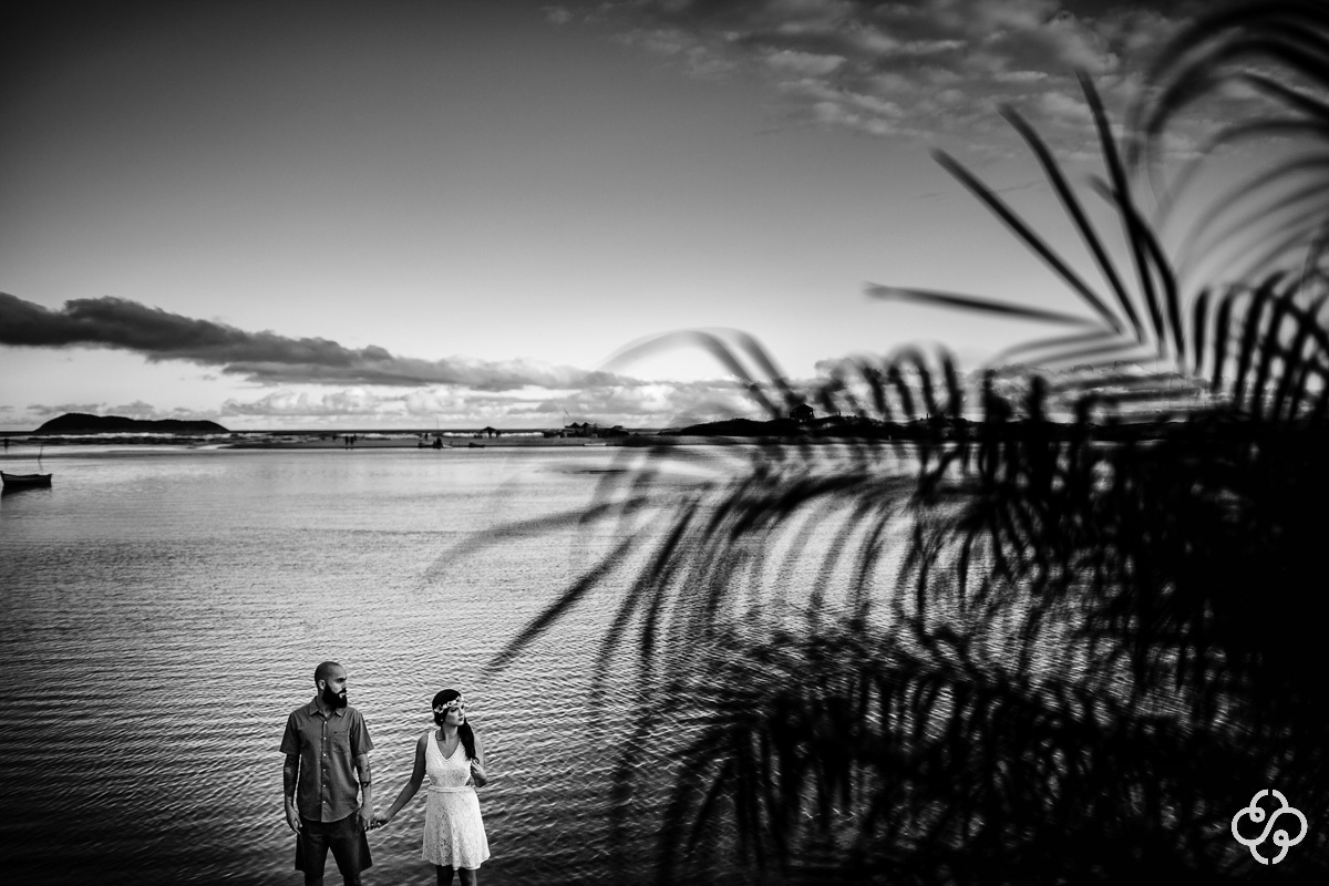 Pré Wedding | Ensaio Pré Casamento na Praia Guarda do Embaú - Palhoça - SC | Mariana e Thiago | Praia | Guarda do Embaú | Book Casal | Ensaio Casal | Fotógrafo de Casamento | Fotógrafo de Bodas | Parejas | www.rafaelsantosfotografia.com.br