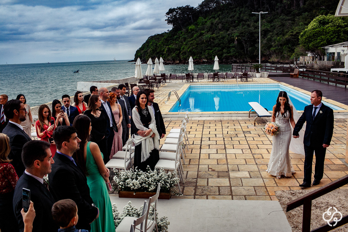 Cerimônia de  Casamento Cabeçudas Iate Clube Itajaí | Entrada da Noiva | Itajaí - SC | Casamento na Praia | Casamento de Dia | Fotógrafo Destination Wedding | Fotógrafo de Casamento SC |  Casamento Pâmela e Jonathan | www.rafaelsantosfotografia.com.br