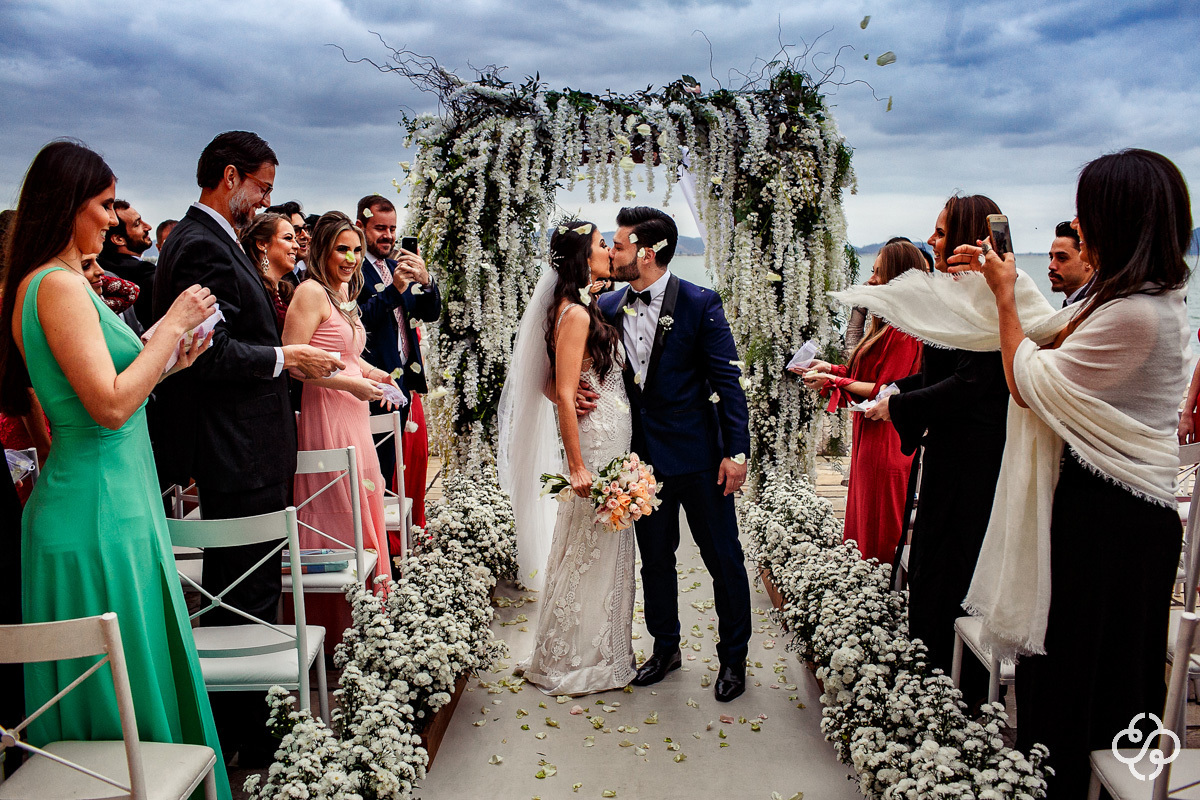 Cerimônia de  Casamento Cabeçudas Iate Clube Itajaí | Itajaí - SC | Casamento na Praia | Saída dos Noivos | Casamento de Dia | Fotógrafo Destination Wedding | Fotógrafo de Casamento SC |  Casamento Pâmela e Jonathan | www.rafaelsantosfotografia.com.br