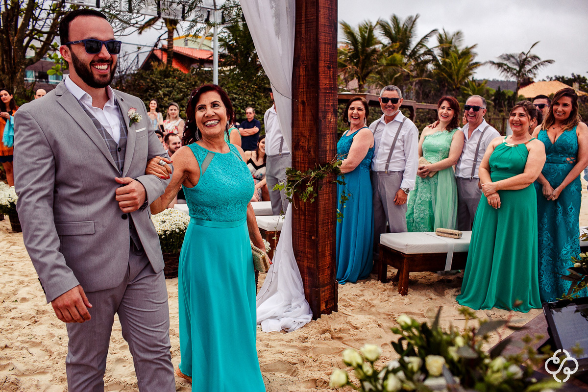 Cerimônia de Casamento Hospedaria Refúgio das Galés Bombinhas - SC | Entrada Noivo | Fotógrafo de Casamento | Praia de Mariscal | Casamento na Praia | Casamento de Dia | Casamento Praia | Casamento Giorgia e Dennis | www.rafaelsantosfotografia.com.br