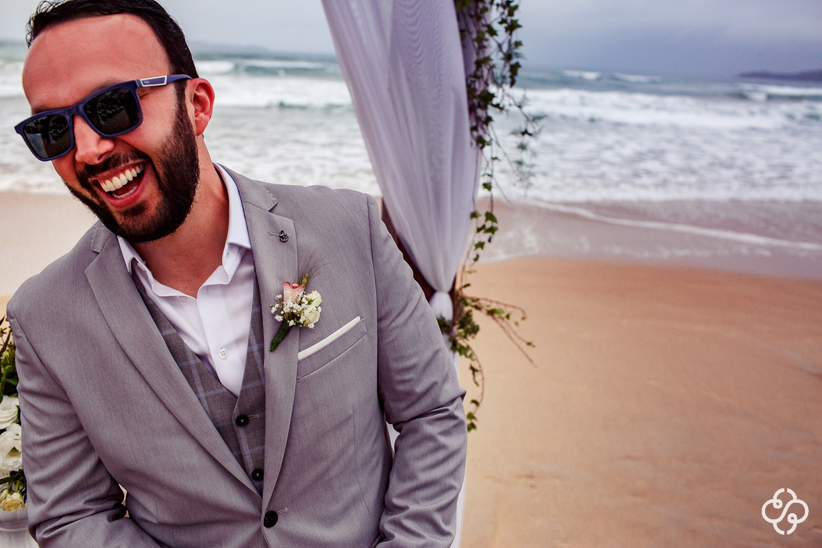 Cerimônia de Casamento Hospedaria Refúgio das Galés Bombinhas - SC | Entrada Noiva | Fotógrafo de Casamento | Praia de Mariscal | Casamento na Praia | Casamento de Dia | Casamento Praia | Casamento Giorgia e Dennis | www.rafaelsantosfotografia.com.br