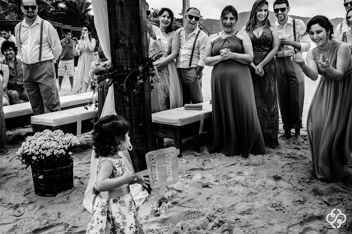Cerimônia de Casamento Hospedaria Refúgio das Galés Bombinhas - SC | Entrada Noivo | Fotógrafo de Casamento | Praia de Mariscal | Casamento na Praia | Casamento de Dia | Casamento Praia | Casamento Giorgia e Dennis | www.rafaelsantosfotografia.com.br