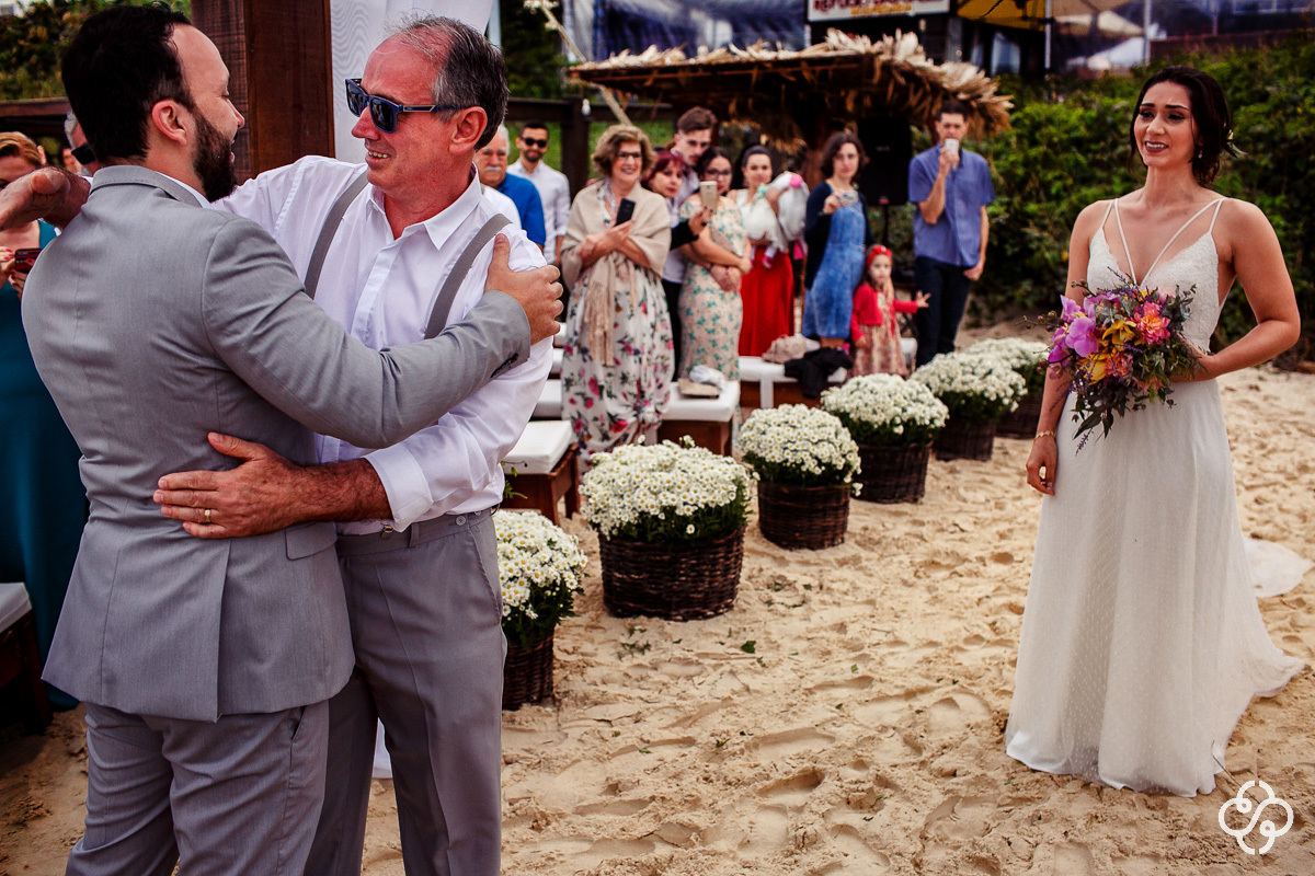 Cerimônia de Casamento Hospedaria Refúgio das Galés Bombinhas - SC | Entrada Noiva | Fotógrafo de Casamento | Praia de Mariscal | Casamento na Praia | Casamento de Dia | Casamento Praia | Casamento Giorgia e Dennis | www.rafaelsantosfotografia.com.br
