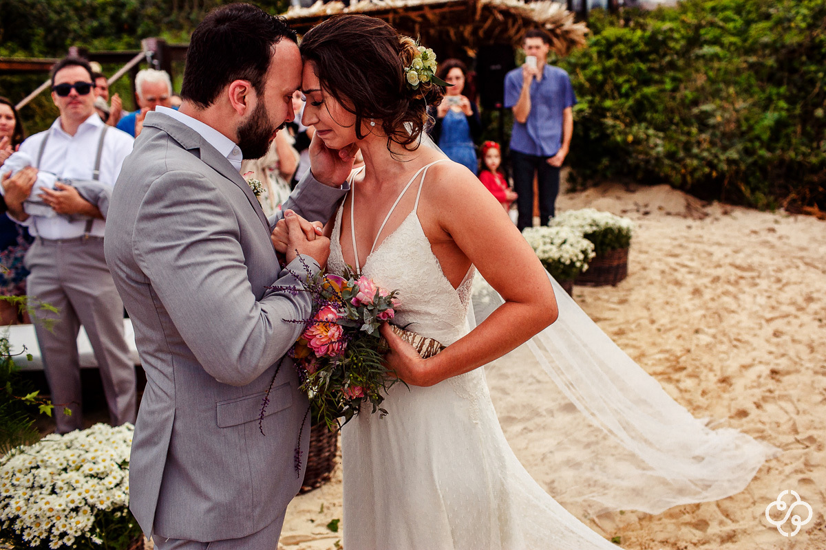 Cerimônia de Casamento Hospedaria Refúgio das Galés Bombinhas - SC | Entrada Noiva | Fotógrafo de Casamento | Praia de Mariscal | Casamento na Praia | Casamento de Dia | Casamento Praia | Casamento Giorgia e Dennis | www.rafaelsantosfotografia.com.br