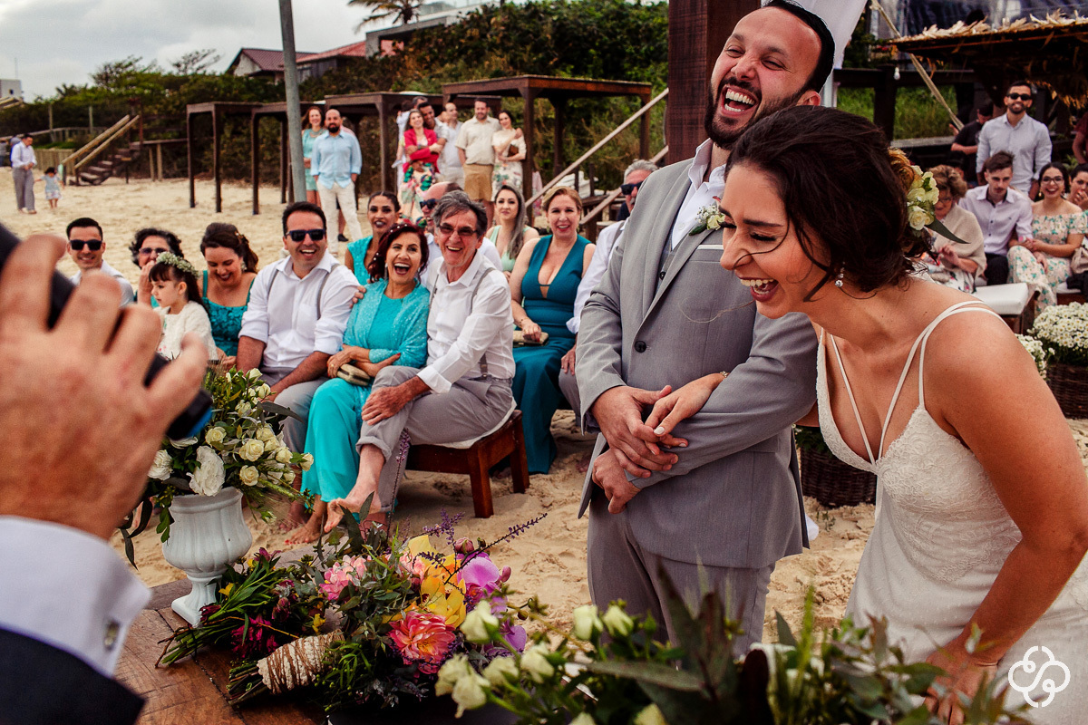 Cerimônia de Casamento na praia Hospedaria Refúgio das Galés Bombinhas - SC | Fotógrafo de Casamento | Praia de Mariscal | Casamento na Praia | Casamento de Dia | Casamento Praia | Casamento Giorgia e Dennis | www.rafaelsantosfotografia.com.br