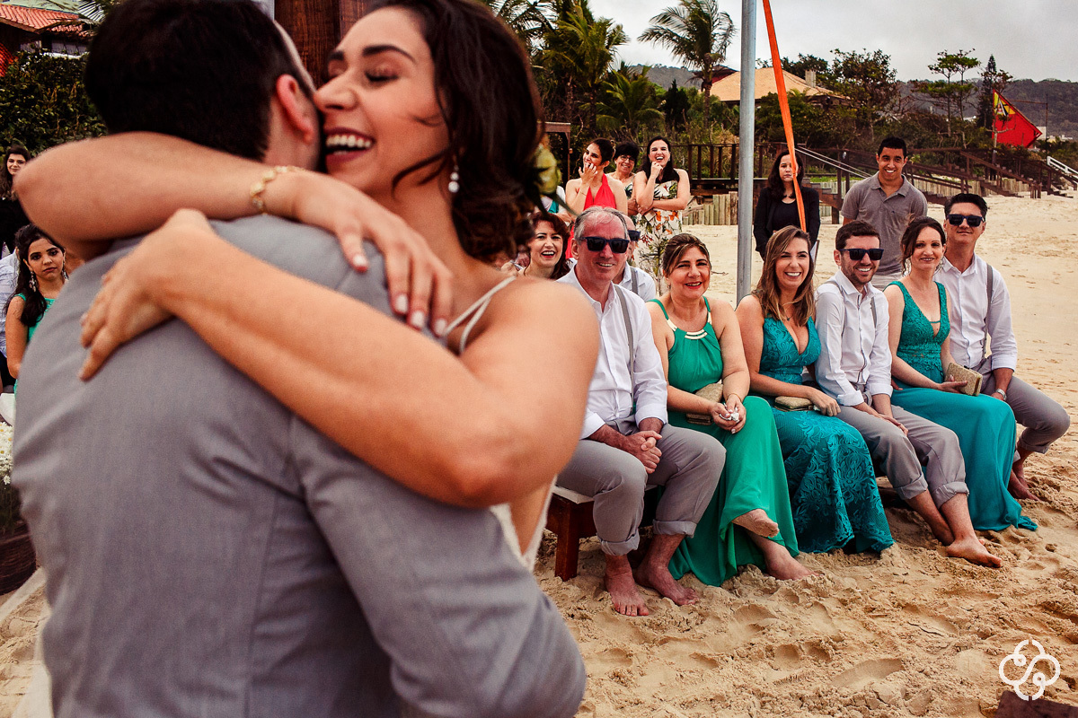 Cerimônia de Casamento na praia Hospedaria Refúgio das Galés Bombinhas - SC | Fotógrafo de Casamento | Praia de Mariscal | Casamento na Praia | Casamento de Dia | Casamento Praia | Casamento Giorgia e Dennis | www.rafaelsantosfotografia.com.br