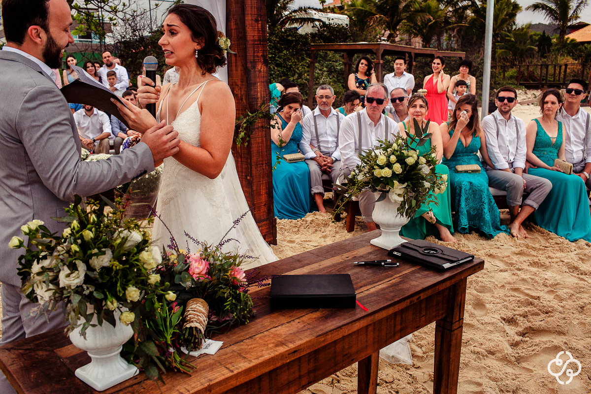 Cerimônia de Casamento na praia Hospedaria Refúgio das Galés Bombinhas - SC | Fotógrafo de Casamento | Praia de Mariscal | Casamento na Praia | Casamento de Dia | Casamento Praia | Casamento Giorgia e Dennis | www.rafaelsantosfotografia.com.br