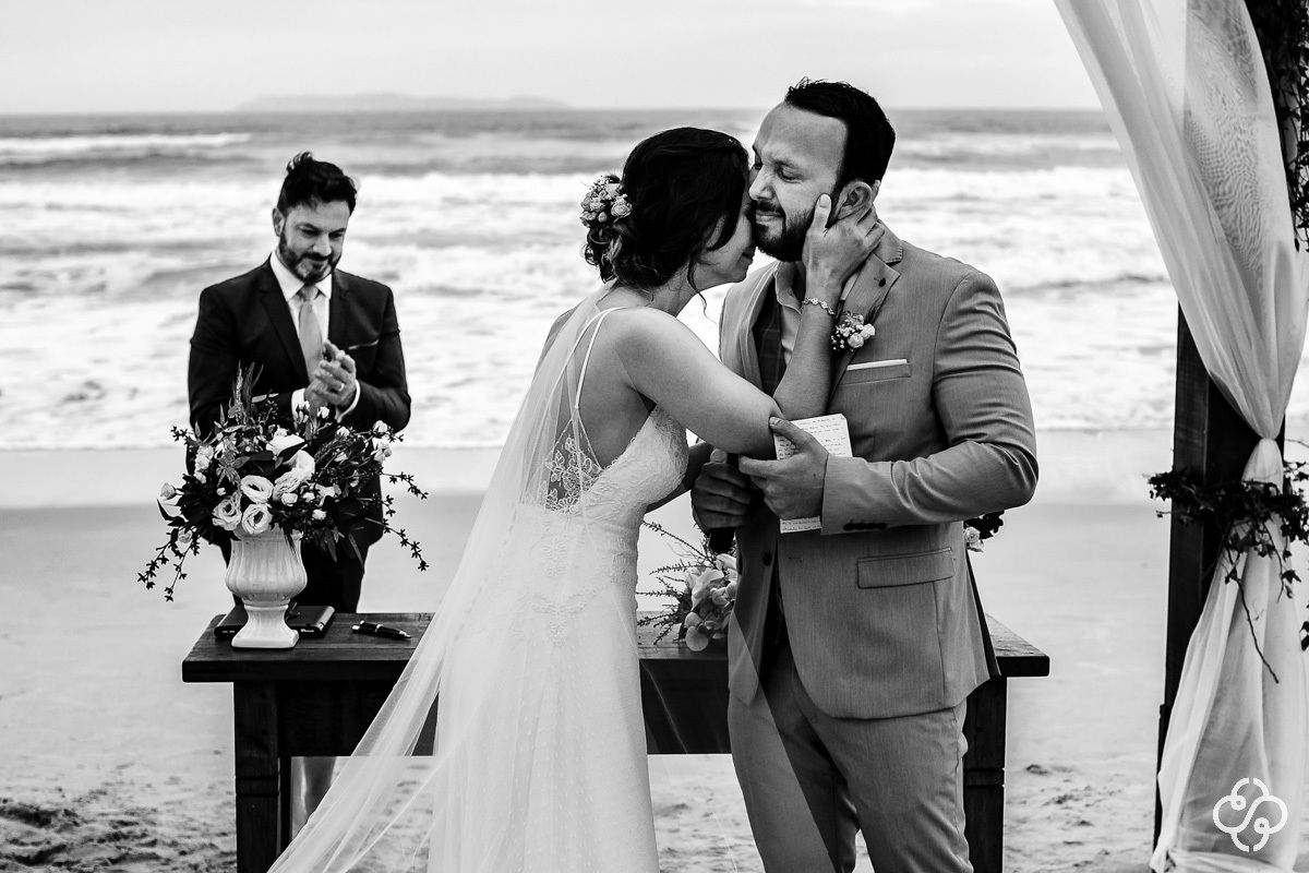 Cerimônia de Casamento na praia Hospedaria Refúgio das Galés Bombinhas - SC | Fotógrafo de Casamento | Praia de Mariscal | Casamento na Praia | Casamento de Dia | Casamento Praia | Casamento Giorgia e Dennis | www.rafaelsantosfotografia.com.br