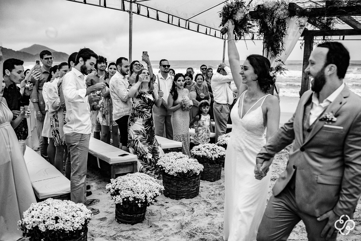 Cerimônia de Casamento na praia Hospedaria Refúgio das Galés Bombinhas - SC | Fotógrafo de Casamento | Praia de Mariscal | Casamento na Praia | Casamento de Dia | Casamento Praia | Casamento Giorgia e Dennis | www.rafaelsantosfotografia.com.br