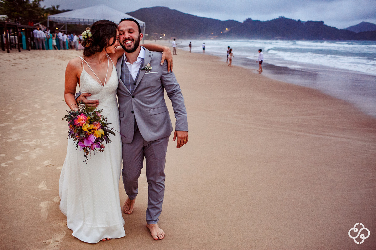 Cerimônia de Casamento na praia Hospedaria Refúgio das Galés Bombinhas - SC | Fotógrafo de Casamento | Praia de Mariscal | Casamento na Praia | Casamento de Dia | Casamento Praia | Casamento Giorgia e Dennis | www.rafaelsantosfotografia.com.br