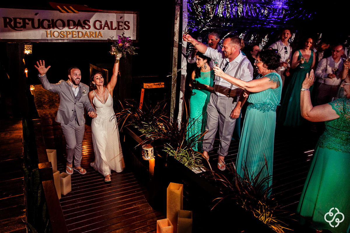 Balada de Casamento na praia Hospedaria Refúgio das Galés Bombinhas - SC | Fotógrafo de Casamento | Praia de Mariscal | Casamento na Praia | Casamento de Dia | Casamento Praia | Casamento Giorgia e Dennis | www.rafaelsantosfotografia.com.br