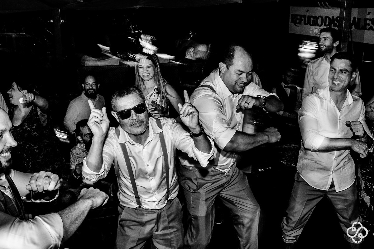 Balada de Casamento na praia Hospedaria Refúgio das Galés Bombinhas - SC | Fotógrafo de Casamento | Praia de Mariscal | Casamento na Praia | Casamento de Dia | Casamento Praia | Casamento Giorgia e Dennis | www.rafaelsantosfotografia.com.br