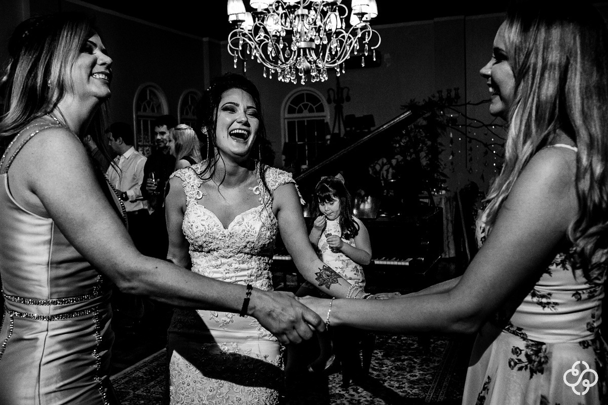Balada de Casamento com banda na Sociedade Guarani Itajaí - SC | Fotógrafo de Casamento | Itajaí/SC | Casamento na Igreja | Casamento de Noite | Bodas | Fotógrafo de Bodas | Parejas | Casamento Mayana e Felipe | www.rafaelsantosfotografia.com.br