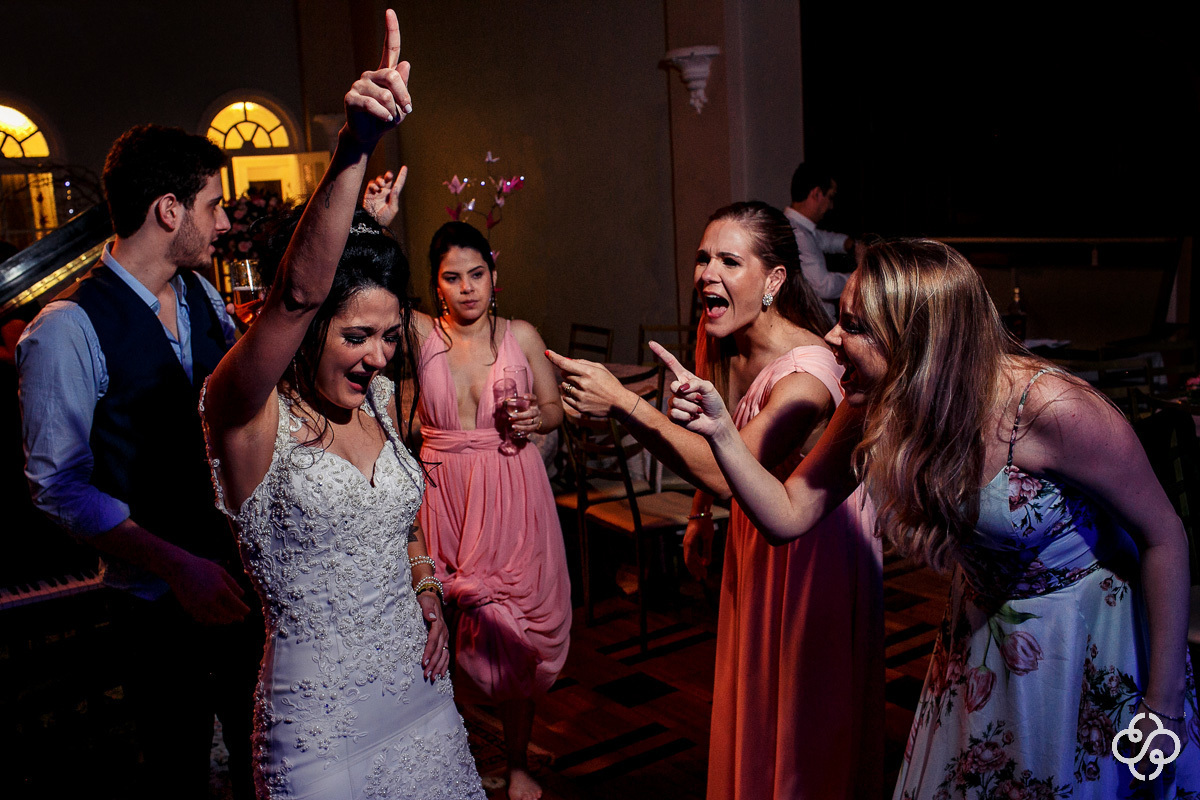 Balada de Casamento com banda na Sociedade Guarani Itajaí - SC | Fotógrafo de Casamento | Itajaí/SC | Casamento na Igreja | Casamento de Noite | Bodas | Fotógrafo de Bodas | Parejas | Casamento Mayana e Felipe | www.rafaelsantosfotografia.com.br