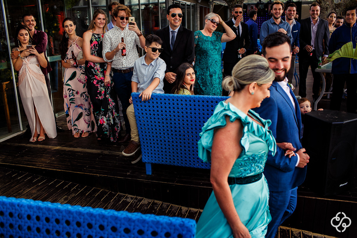 Cerimônia de casamento Sabores do Mar Praia em Balneário Camboriú - SC | Praia de Laranjeiras | Fotógrafo de Casamento | Casamento na Praia | Casamento de Dia | Casamento Pé na Areia | Casamento Danielle e Daniel | www.rafaelsantosfotografia.com.br