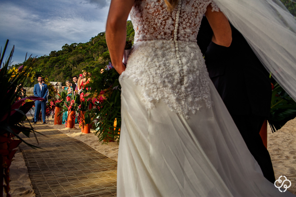 Cerimônia de casamento Sabores do Mar Praia em Balneário Camboriú - SC | Praia de Laranjeiras | Fotógrafo de Casamento | Casamento na Praia | Casamento de Dia | Casamento Pé na Areia | Casamento Danielle e Daniel | www.rafaelsantosfotografia.com.br