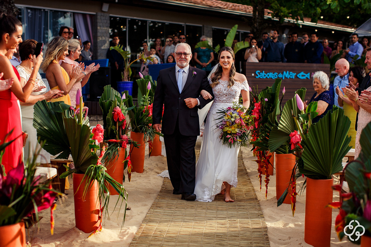 Cerimônia de casamento Sabores do Mar Praia em Balneário Camboriú - SC | Praia de Laranjeiras | Fotógrafo de Casamento | Casamento na Praia | Casamento de Dia | Casamento Pé na Areia | Casamento Danielle e Daniel | www.rafaelsantosfotografia.com.br