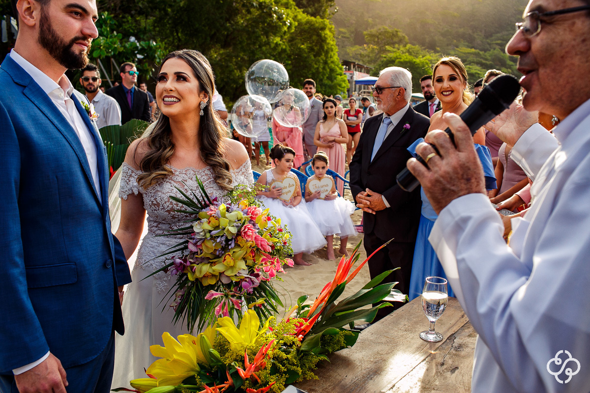 Cerimônia de casamento Sabores do Mar Praia em Balneário Camboriú - SC | Praia de Laranjeiras | Fotógrafo de Casamento | Casamento na Praia | Casamento de Dia | Casamento Pé na Areia | Casamento Danielle e Daniel | www.rafaelsantosfotografia.com.br
