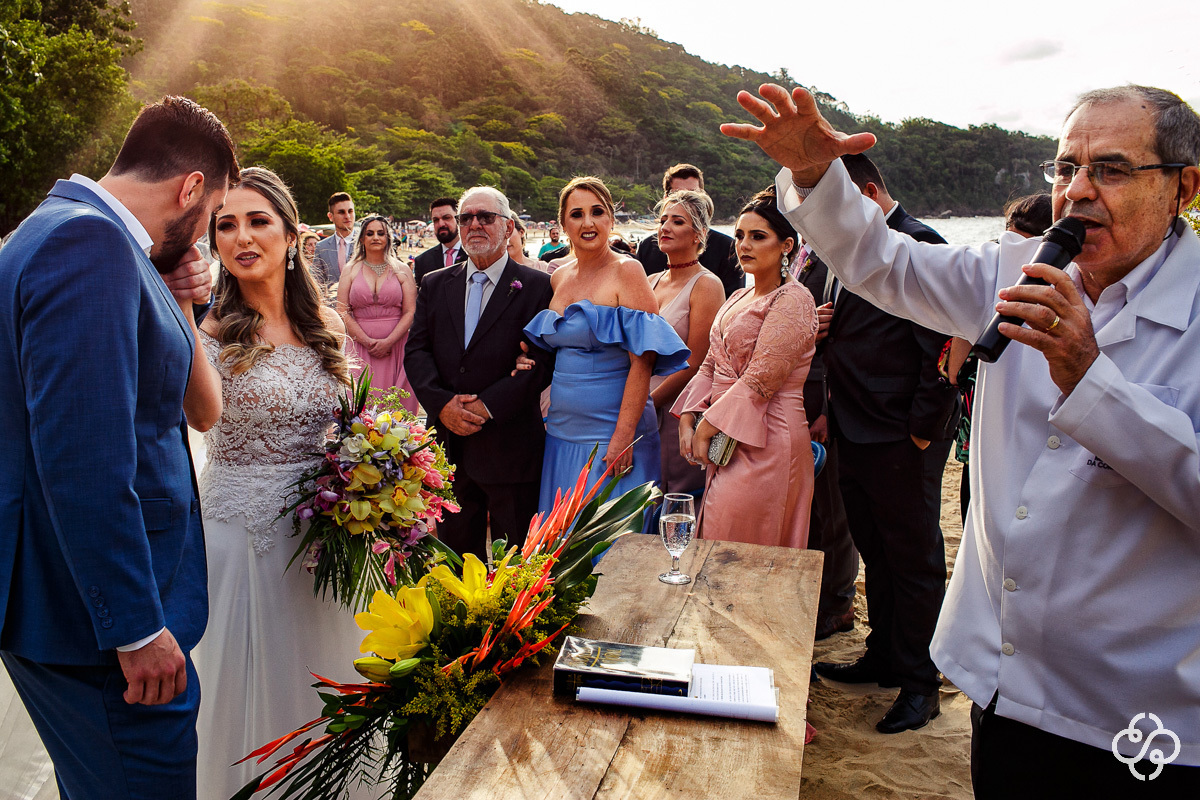 Cerimônia de casamento Sabores do Mar Praia em Balneário Camboriú - SC | Praia de Laranjeiras | Fotógrafo de Casamento | Casamento na Praia | Casamento de Dia | Casamento Pé na Areia | Casamento Danielle e Daniel | www.rafaelsantosfotografia.com.br