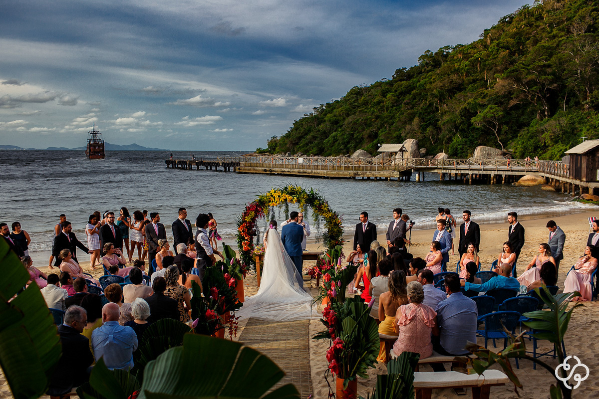 Cerimônia de casamento Sabores do Mar Praia em Balneário Camboriú - SC | Praia de Laranjeiras | Fotógrafo de Casamento | Casamento na Praia | Casamento de Dia | Casamento Pé na Areia | Casamento Danielle e Daniel | www.rafaelsantosfotografia.com.br