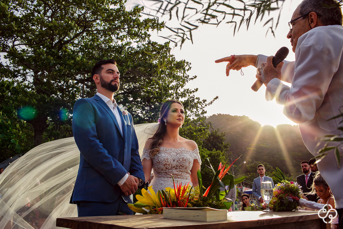 Cerimônia de casamento Sabores do Mar Praia em Balneário Camboriú - SC | Praia de Laranjeiras | Fotógrafo de Casamento | Casamento na Praia | Casamento de Dia | Casamento Pé na Areia | Casamento Danielle e Daniel | www.rafaelsantosfotografia.com.br
