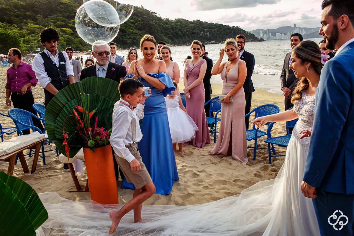 Cerimônia de casamento Sabores do Mar Praia em Balneário Camboriú - SC | Praia de Laranjeiras | Fotógrafo de Casamento | Casamento na Praia | Casamento de Dia | Casamento Pé na Areia | Casamento Danielle e Daniel | www.rafaelsantosfotografia.com.br